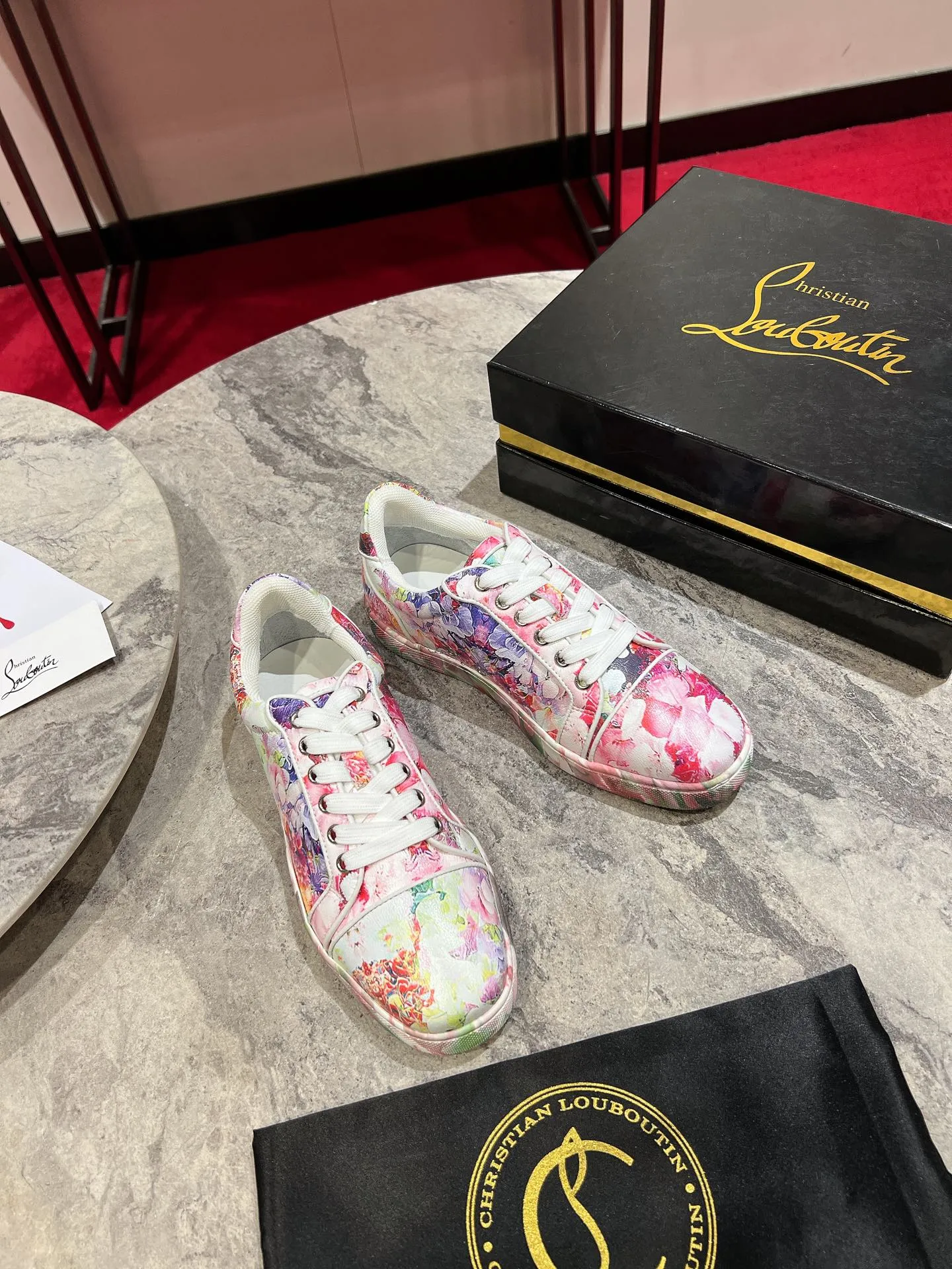 👟👟Ex-factory price 680👟👟 ╔Low-top back printed pink and white model╗ ·Top version customization·²⁰²²𝐬𝐬 𝑪𝒉𝒓𝒊𝒔𝒕𝒊𝒂𝒏 𝑳𝒐𝒖𝒃𝒐𝒖𝒕𝒊𝒏 ▪️No matter the last shape, fabric, diamonds, nails, lining, outsole, they are as close as possible to ZP... ▪️The original sole is specially provided by the original factory ▪️The lining is imported water-dyed cowhide ▪️Private customization time is about 3-7 days —————— Size: Women's 35M-41M Men's 38M-47M, half size can be customized